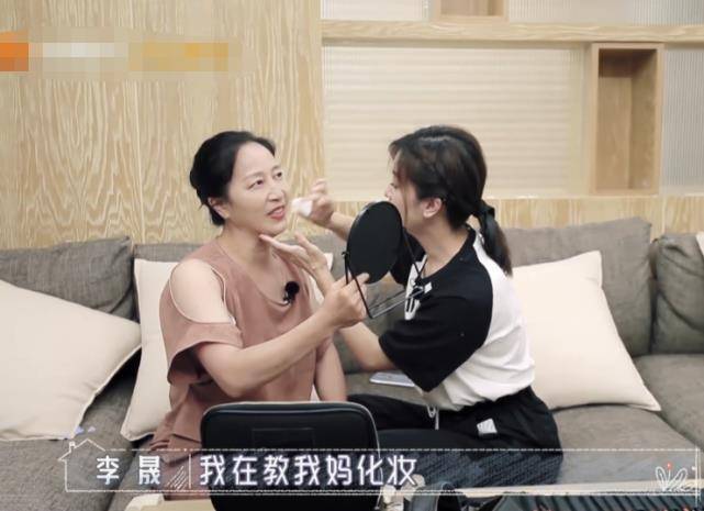 李晟为妈妈化妆,看到妆容前和妆容后,才明白节目组美颜有多重_图片
