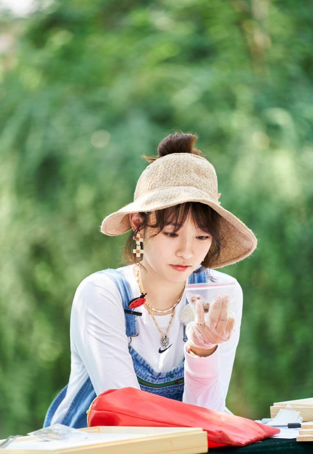 白百何彻底放飞自我,打扮随意接地气,离开陈羽凡气质变化大_生活_照片