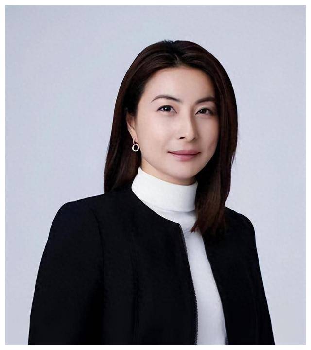 郭晶晶最新照片遭批评,粉丝炸锅:打扮土气像农村老太!_网友_豪门_吐槽