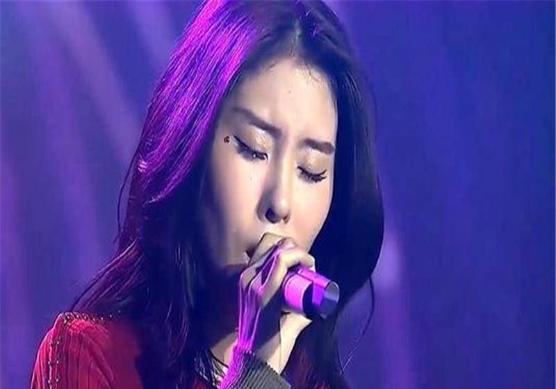 张碧晨孕期照片流出,与华晨宇决定在无婚姻关系下,共同抚养孩子.