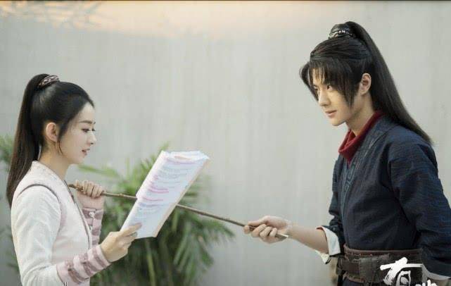 赵丽颖《有翡》杀青,凌晨前上线晒照发文纪念,一句话流露真心