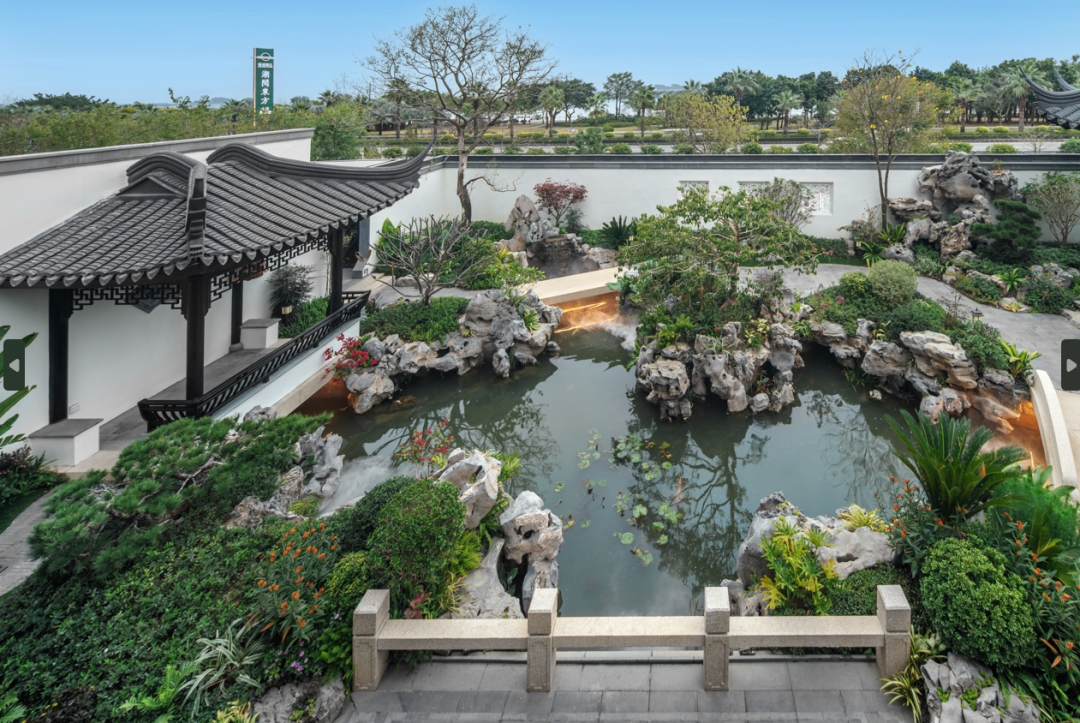 江南园林经常出现半亭,像是苏州的"拙政园","网师园".