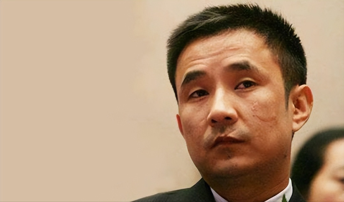 王永红:公司破产欠800亿,套61亿携女明星出逃,亲爹去世都不回_韩熙庭