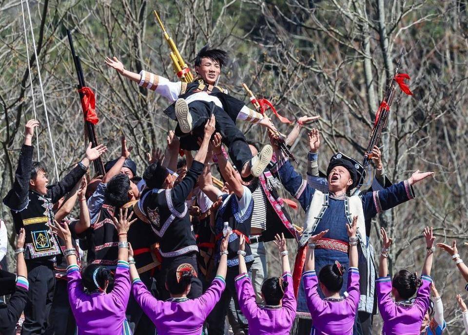 百色隆林近十万人载歌载舞同庆苗族跳坡节 畅享民俗文化盛宴