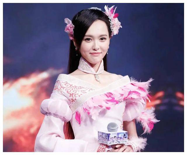通过唐嫣的故事,我们看到了一个女性在事业上追求卓越,在外表上追求