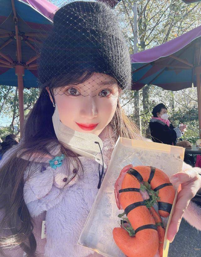 "阔太"李念带三胎儿子出游,辣妈年轻漂亮,萌宝白白胖胖超可爱_照片