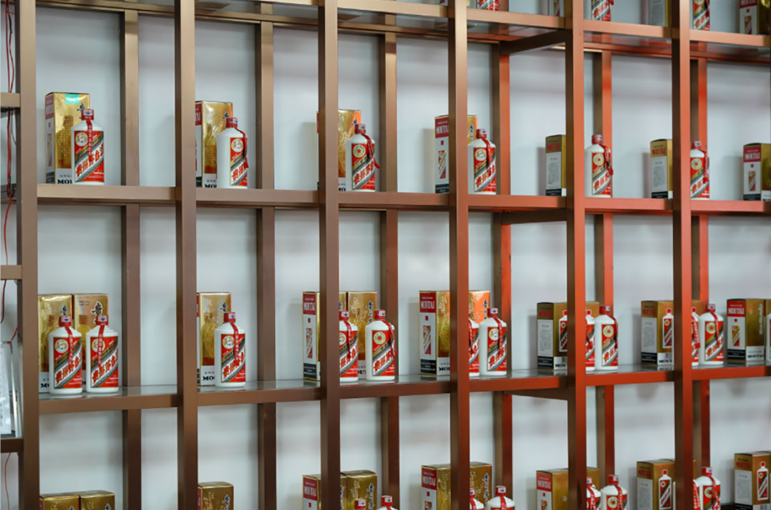 茅台酒收藏细节,拿酒这个动作不能有!_建议_老酒_酒瓶