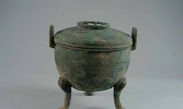 湖北男子在树丛探得古墓,当晚火急火燎去盗挖,得青铜器一套六件_费