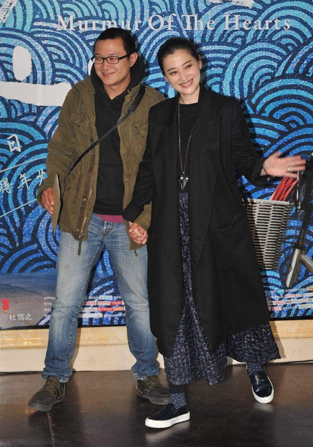 梅婷罕见与老公去领奖,穿皮衣 半身裙像女王,小11岁的他像跟班_大衣