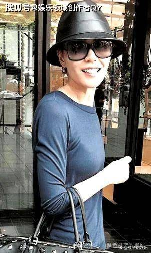 54岁王菲素颜出镜显老,与街头巷尾普通大妈无异!_谢霆锋_生活_传奇