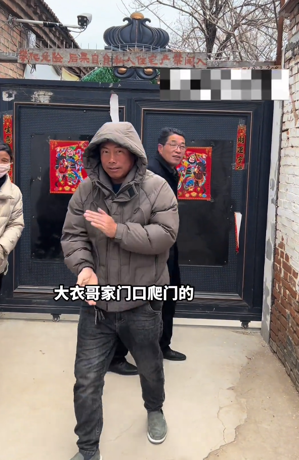 朱楼村再出丑闻:中年男子爬大衣哥家门被拍,行为怪异,眼神鬼祟_生活