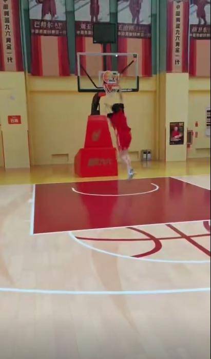 16岁2米28中锋张子宇惊艳训练飞扣技炫群雄_身高_扣篮_父亲