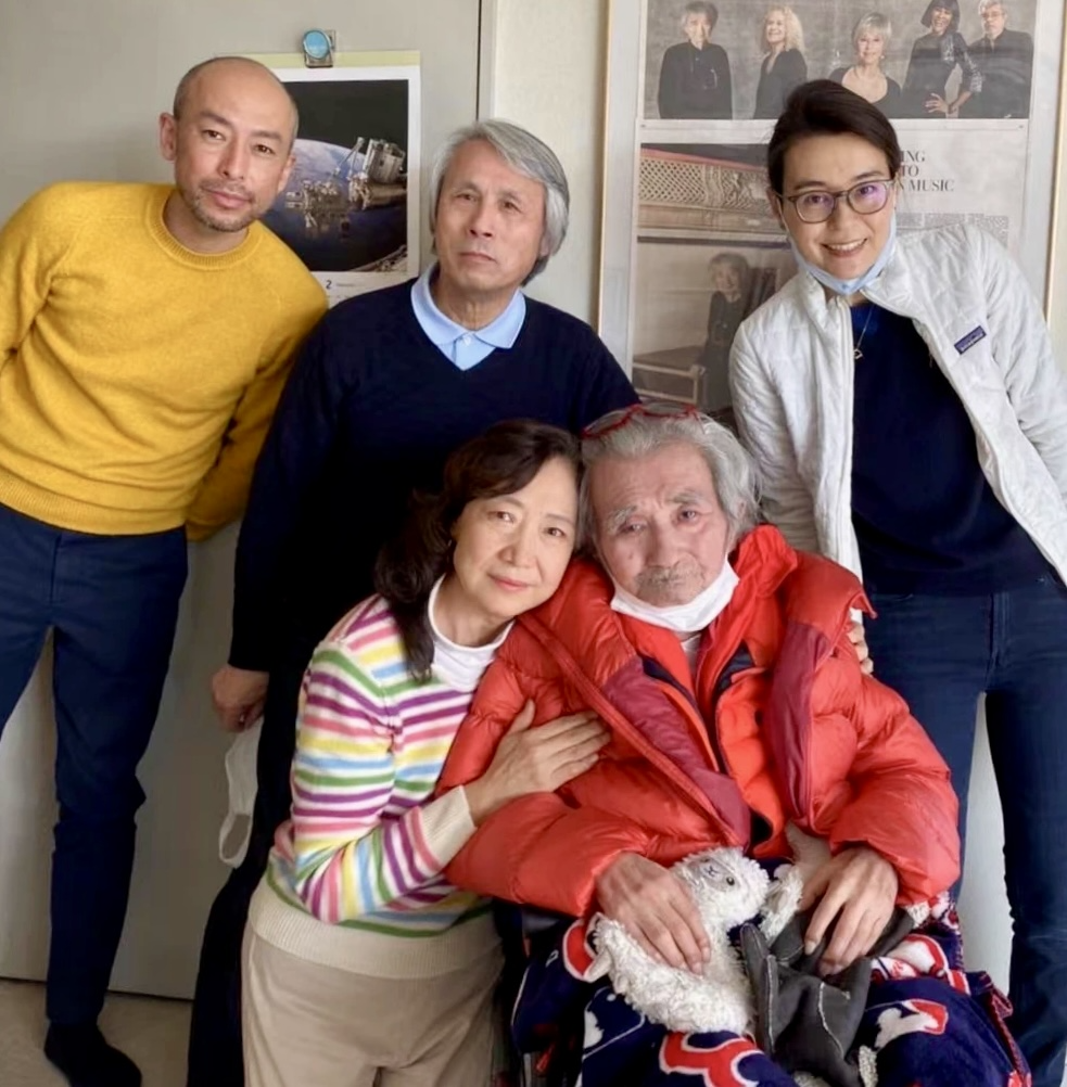2023年1月,姜建华在日本与小泽征尔久别重逢的留影k培养提携他人,小泽