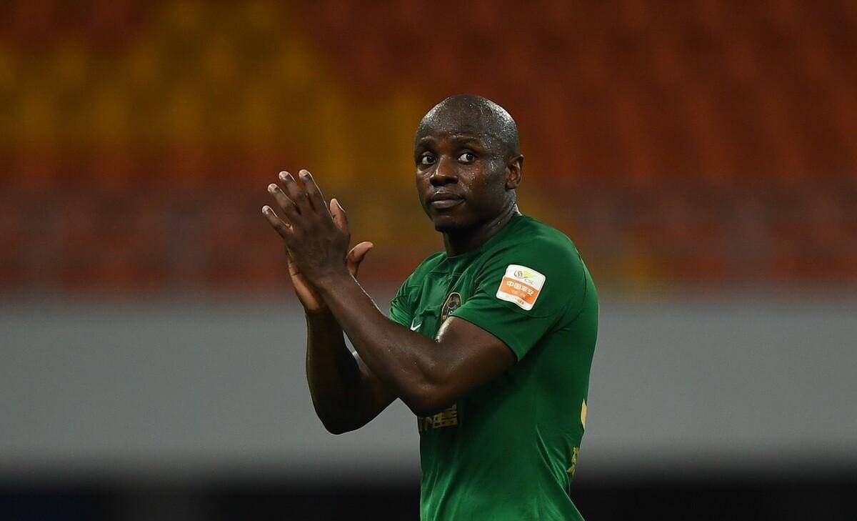 他的中文很不标准,但他的表情却很认真.