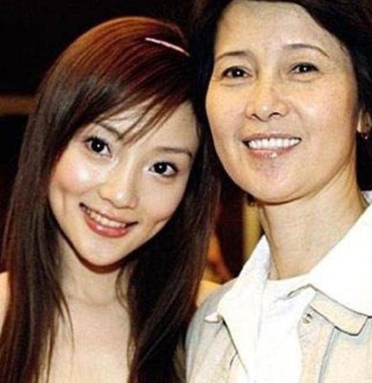 一手好牌打得稀碎,李小璐的婚姻悲剧,母亲才是始作俑者_贾乃亮_张伟欣