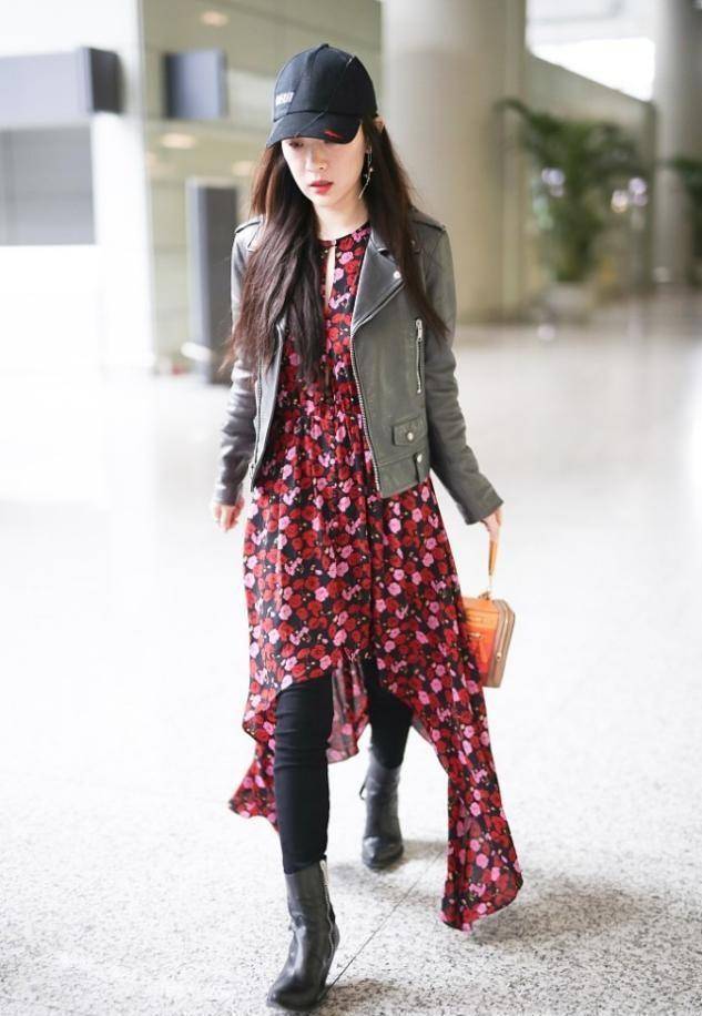 霍思燕的裙子有点小,挤出的曲线真有女人味,侧面看更是抢眼_印花_时尚