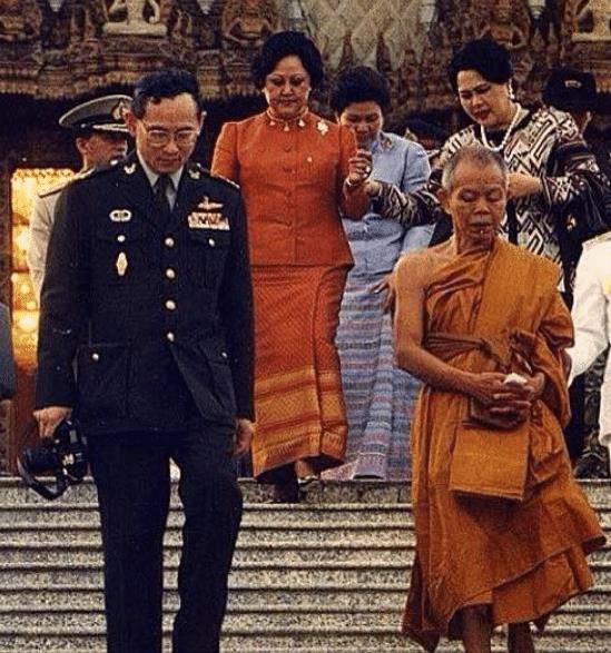 "龙婆坤:捐款60亿泰铢,接受国王跪拜,一生是个传奇_佛教_寺庙_佛法