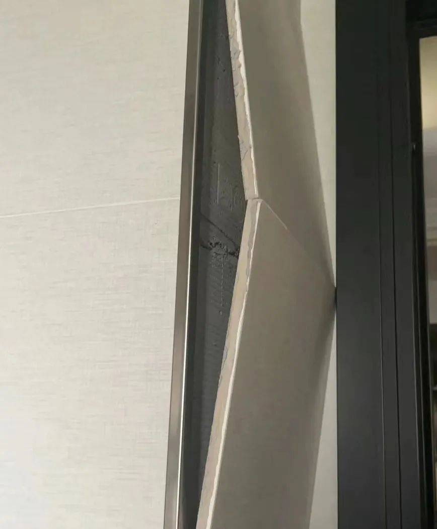 清理不到位不管是墙面还是瓷砖,如果出现空鼓,可能是墙面抹灰时没有做