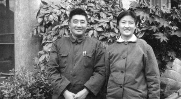 80岁冯亦代不顾世俗要续弦,携手相伴12年,晚年称:要和原配合葬_郑安