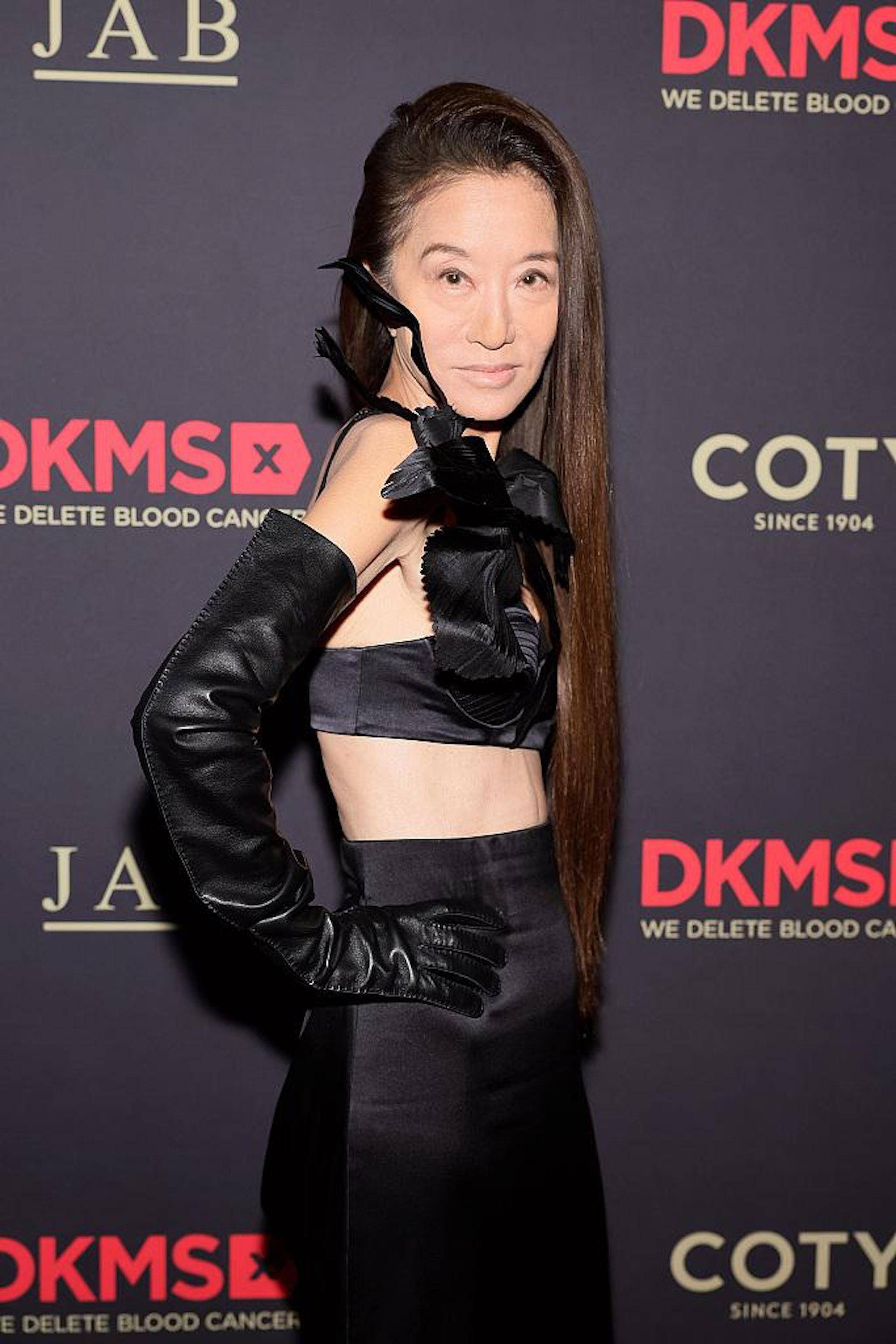 上半身就用几根黑布条遮体,老太太厉害_年龄_态度_勇气