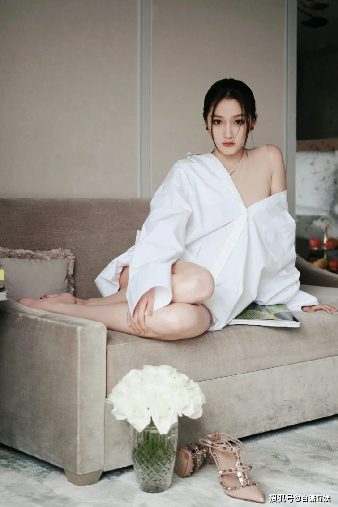 白衬衫的性感魅力:关晓彤的时尚穿搭解读