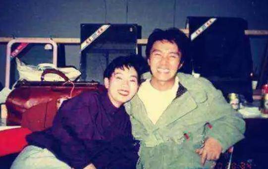 周星驰不婚原因浮出水面,答案就"藏"在他一直不愿摘的帽子里_罗慧娟
