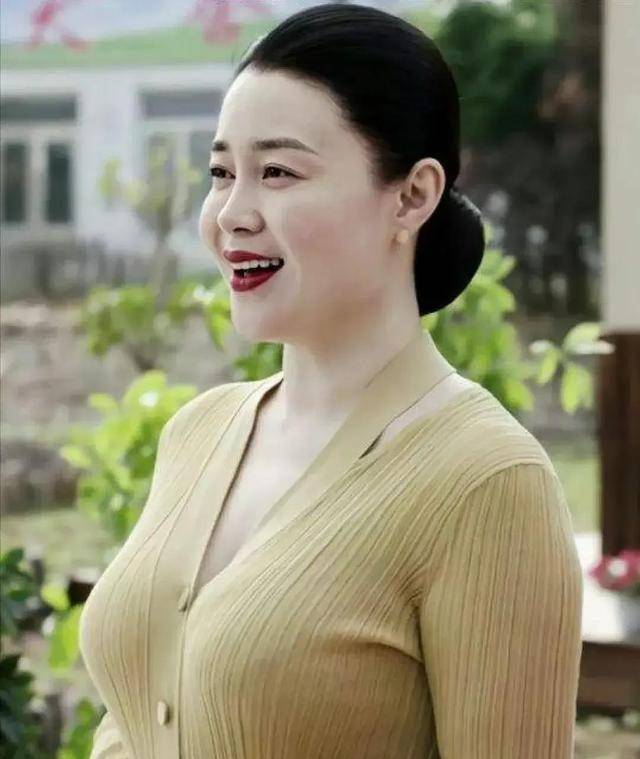 关婷娜:化妆助理当演员,被赵本山一手捧红,身材姣好却至今未婚_父母