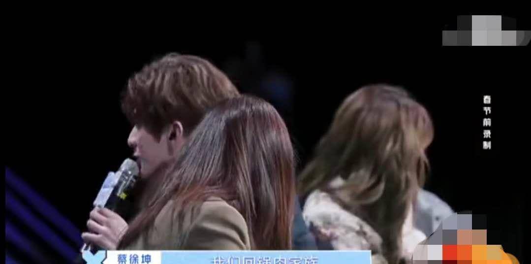 但是话题并没有就此结束,蔡徐坤随后转身,询问选手当中还有没有人是