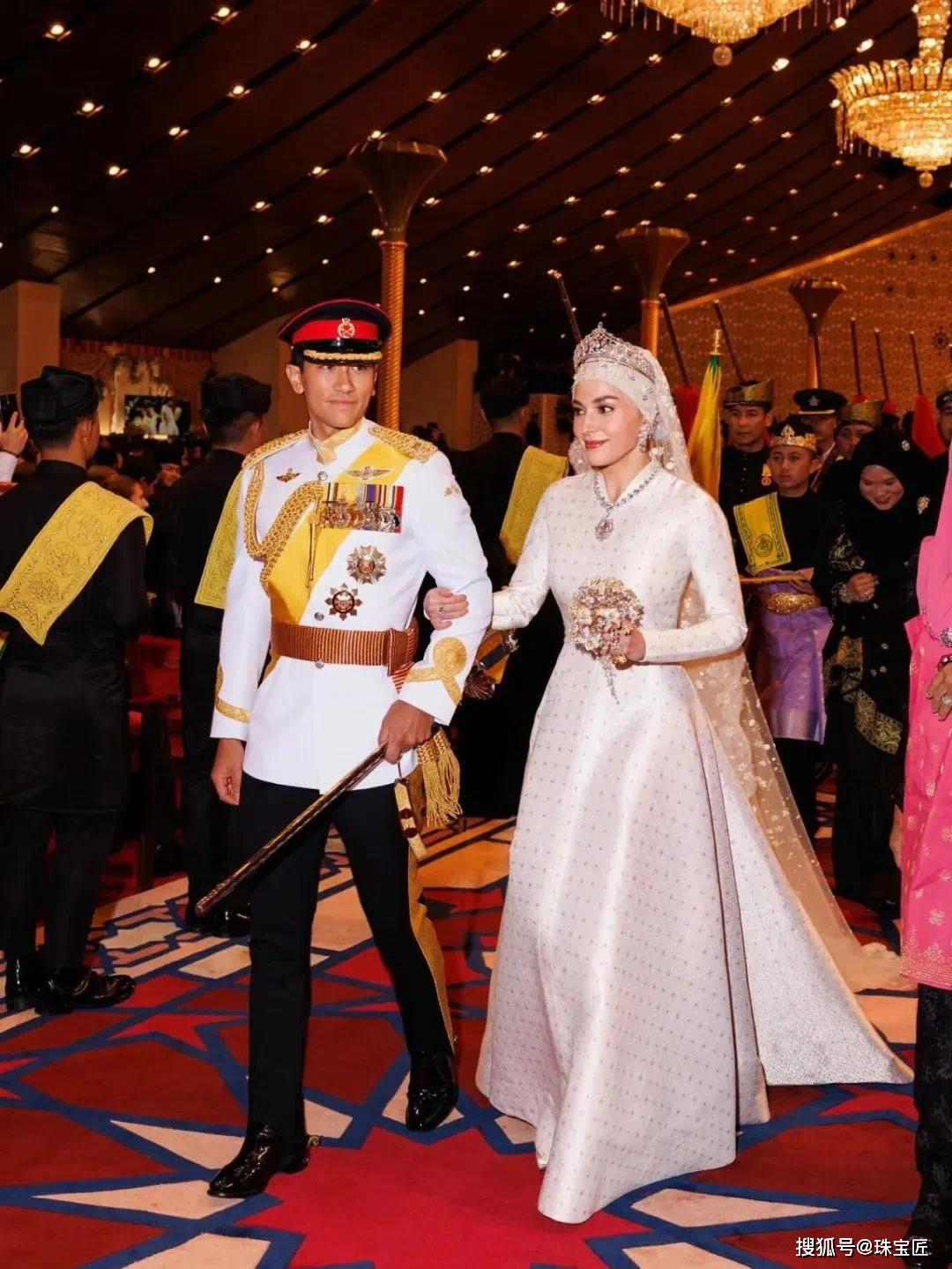 最美"灰姑娘"头戴800多颗钻石,包裹几十斤黄金出嫁_文莱_阿卜杜勒