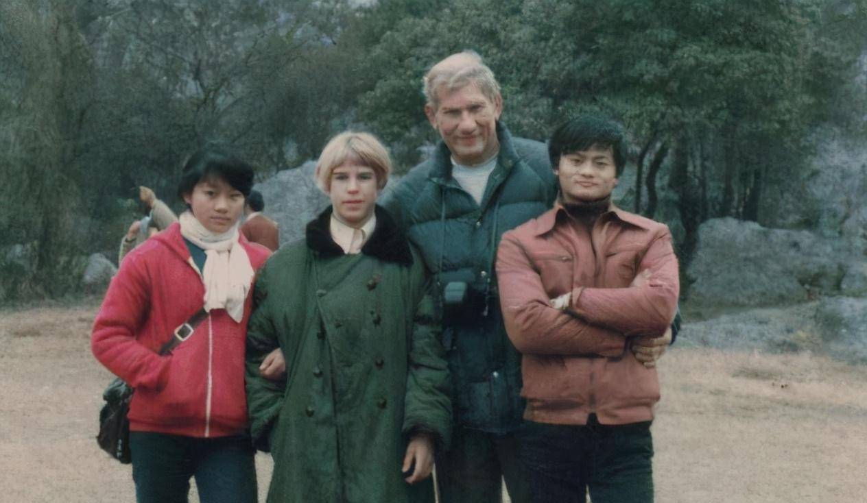 马云没钱上大学,澳大利亚父子资助4年,32年后马云是如何报恩的