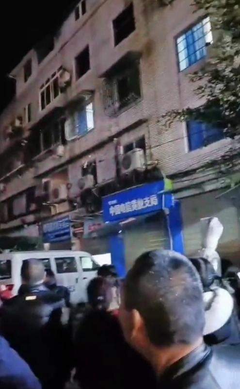 四川一男子将孩子扔下楼后跳楼,现场画面流出,真相令