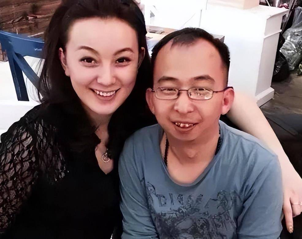 "第一丑星"巨兴茂:娶了美妻,用24年逆袭成导演!