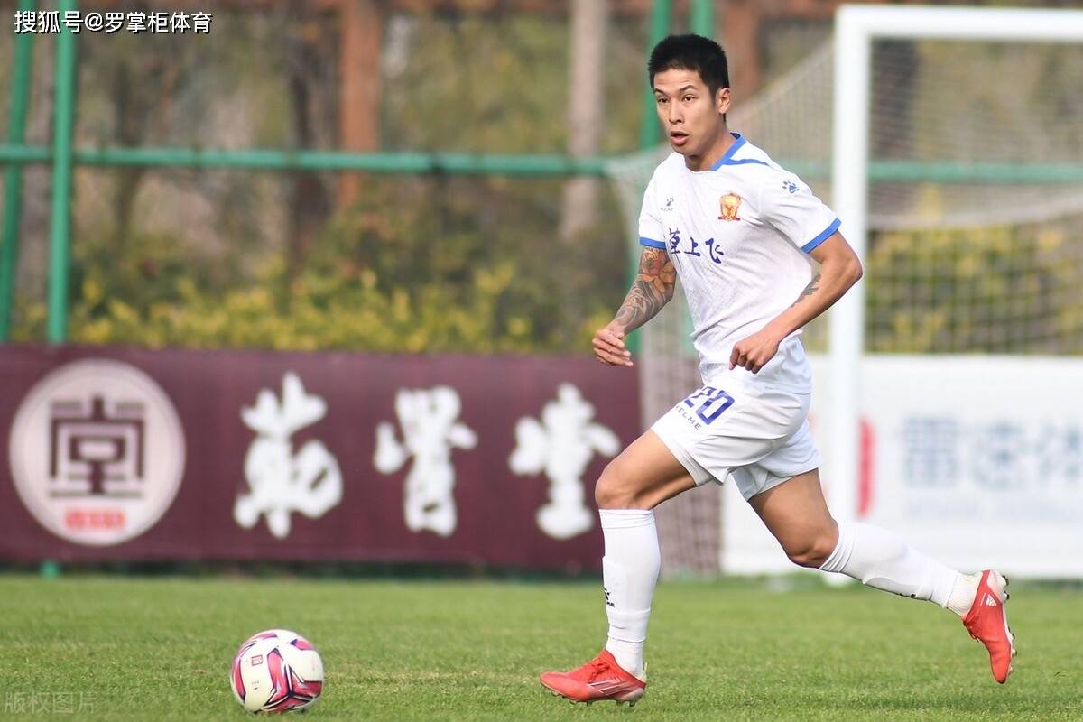 他曾是中超冠军豪门王牌锋霸,如今29岁就悄然退役,将进军娱乐圈_王军