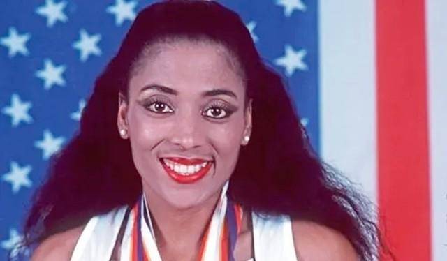 "花蝴蝶"乔伊娜:飞行药检前匆忙退役,死因真与禁药有关?