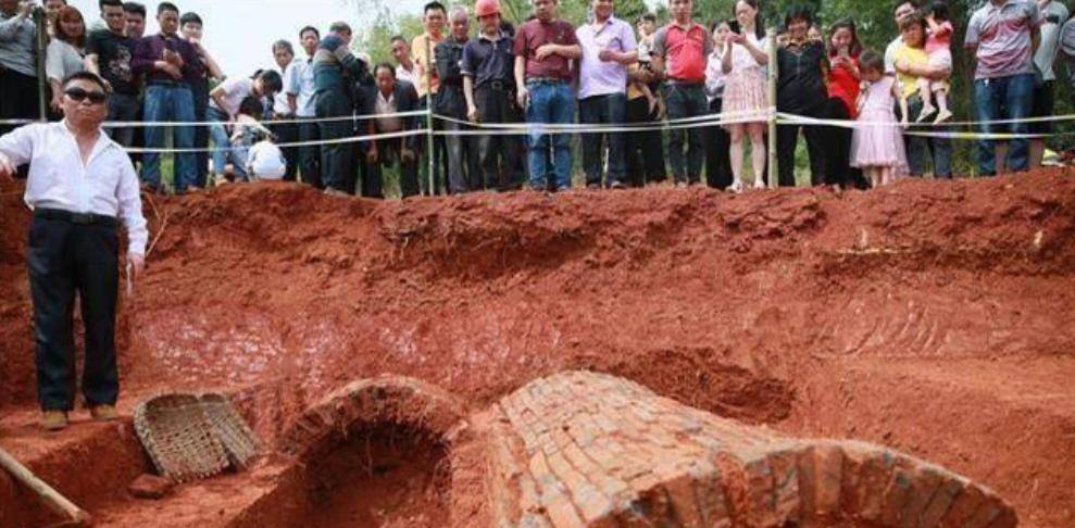 挖出两具不腐古尸,女尸手中桃枝嫩绿_张秋民_湘军_沅陵县