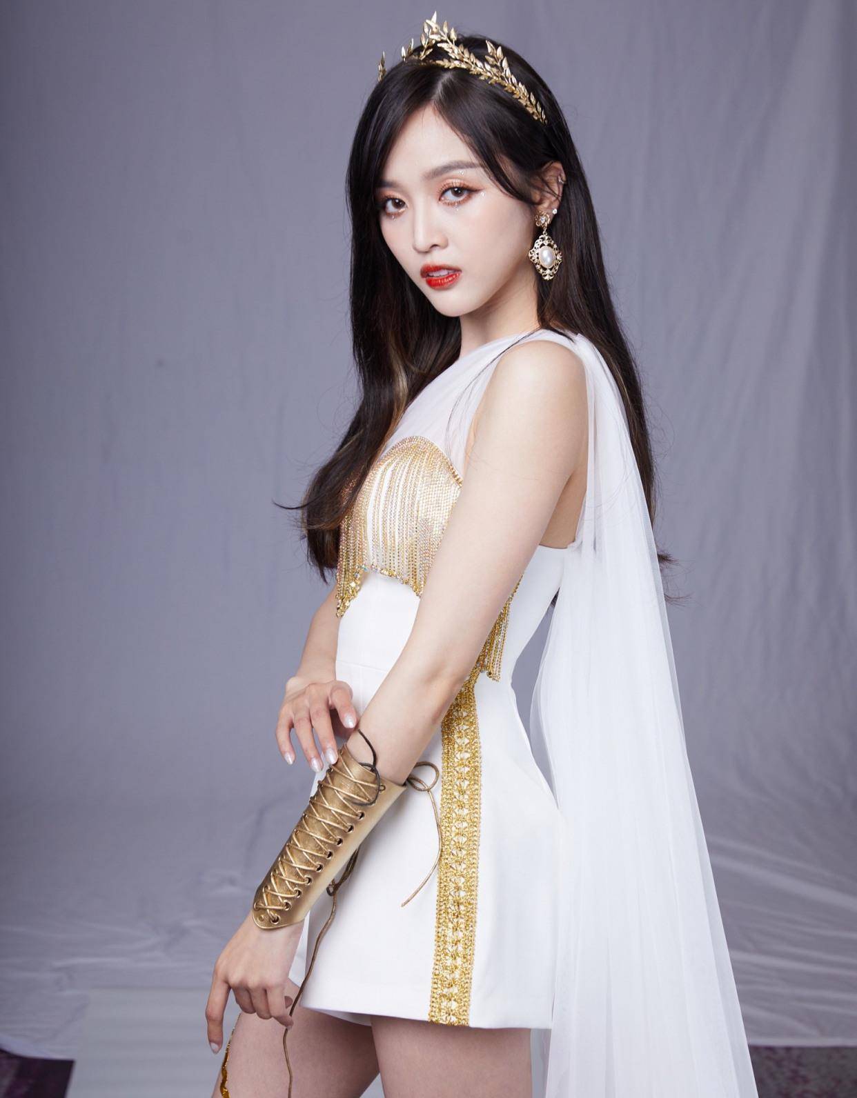 吴宣仪最近真的是很爱绑带的设计,这一次她也在手上戴上了金色绑带