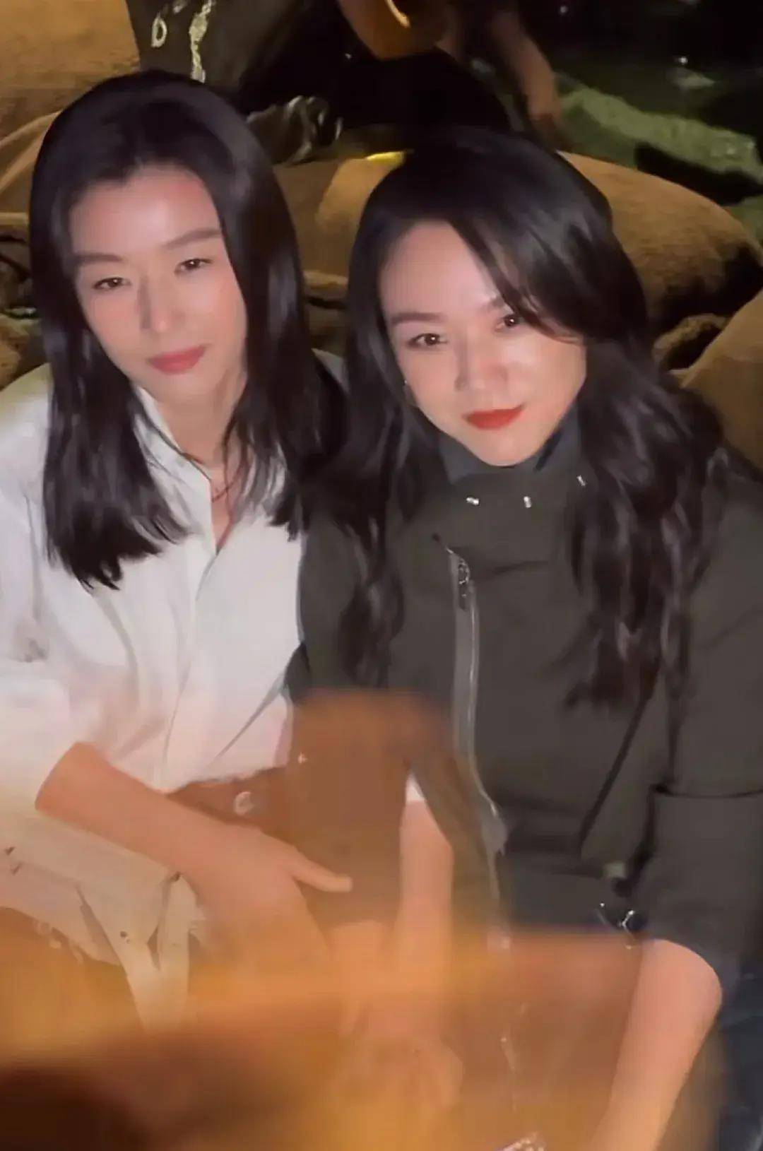 中韩女星同框,全智贤连拉汤唯合照,还特意整理头发_身材_管理_镜头