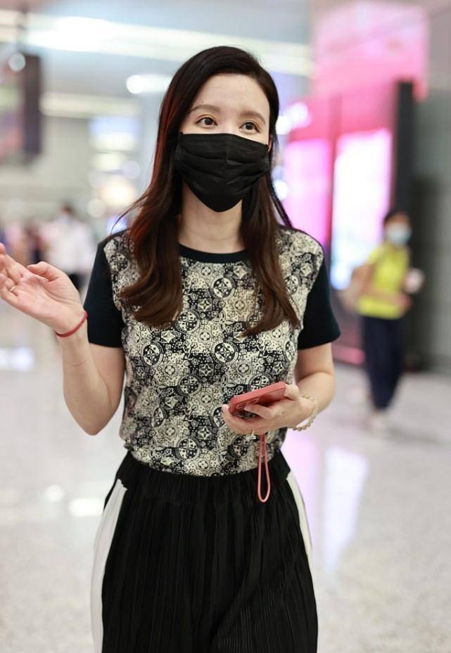 张萌素颜出镜也挺美,接地气的造型平易近人,但鞋子却选错了_印花