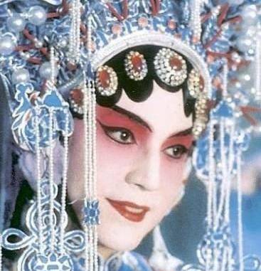 京剧名角,以精湛的演技,再次将蝴蝶君凿进了观众的心中,无疑尊龙是