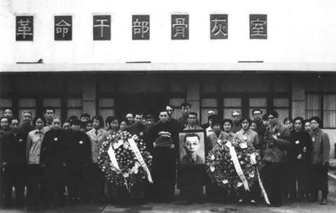 自傅雷追悼会后,傅家人就一直寻找江小燕,总想找机会报答她.