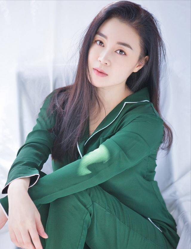 关婷娜:化妆助理当演员,被赵本山一手捧红,身材姣好却至今未婚_父母