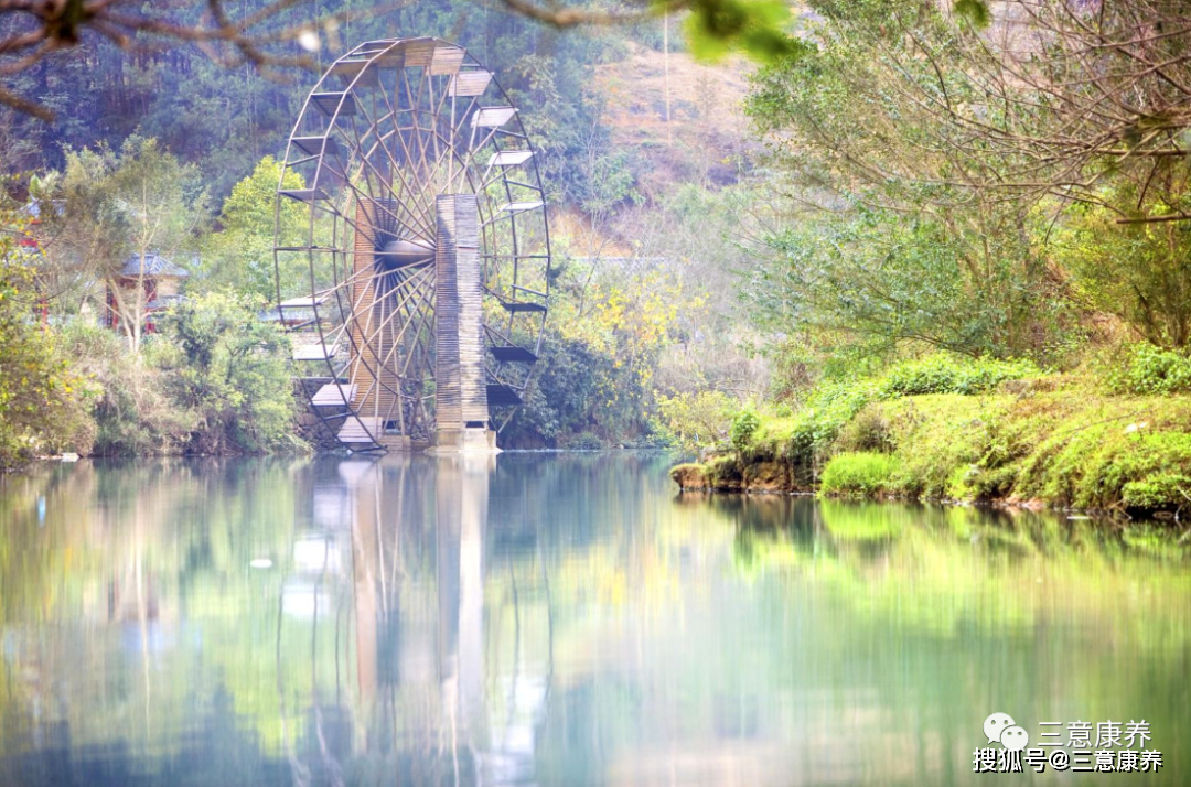 需打车白蜡山 距基地22公里海拔2468米,为全县最高点山中的"腊山玉带"