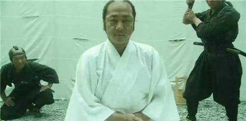 除了一字切腹之外,还"十文字切",也就是说在肚子上划一个十字.