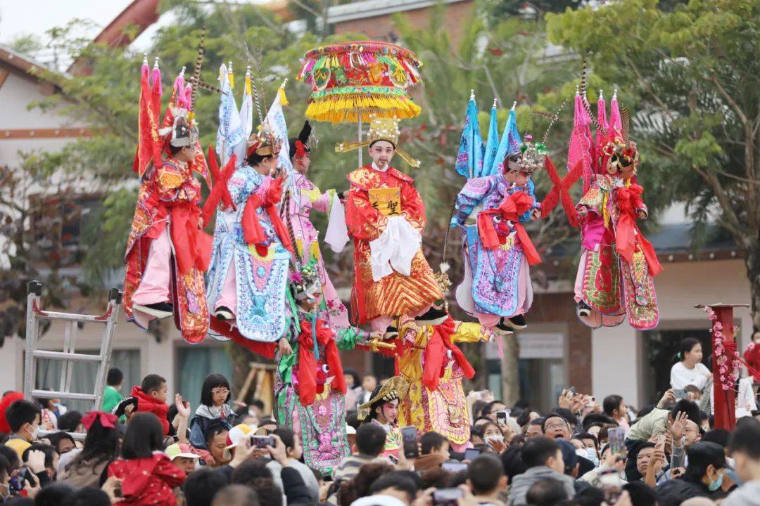 产生于民间,扎根于民间,流传于民间从广州番禺传入吴川飘色,始于晚清