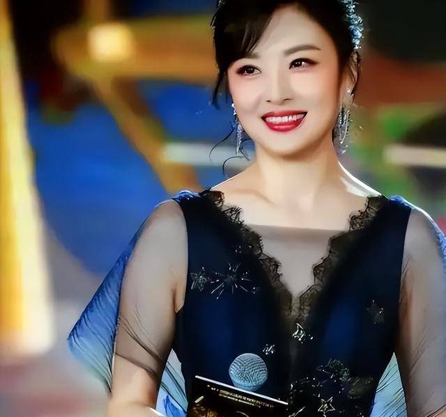 除了事业上的辉煌,周涛的个人生活也令人羡慕.