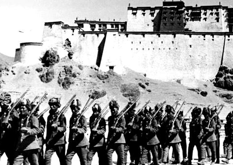 老照片:由英国人插手训练的藏军 新年时在布达拉宫