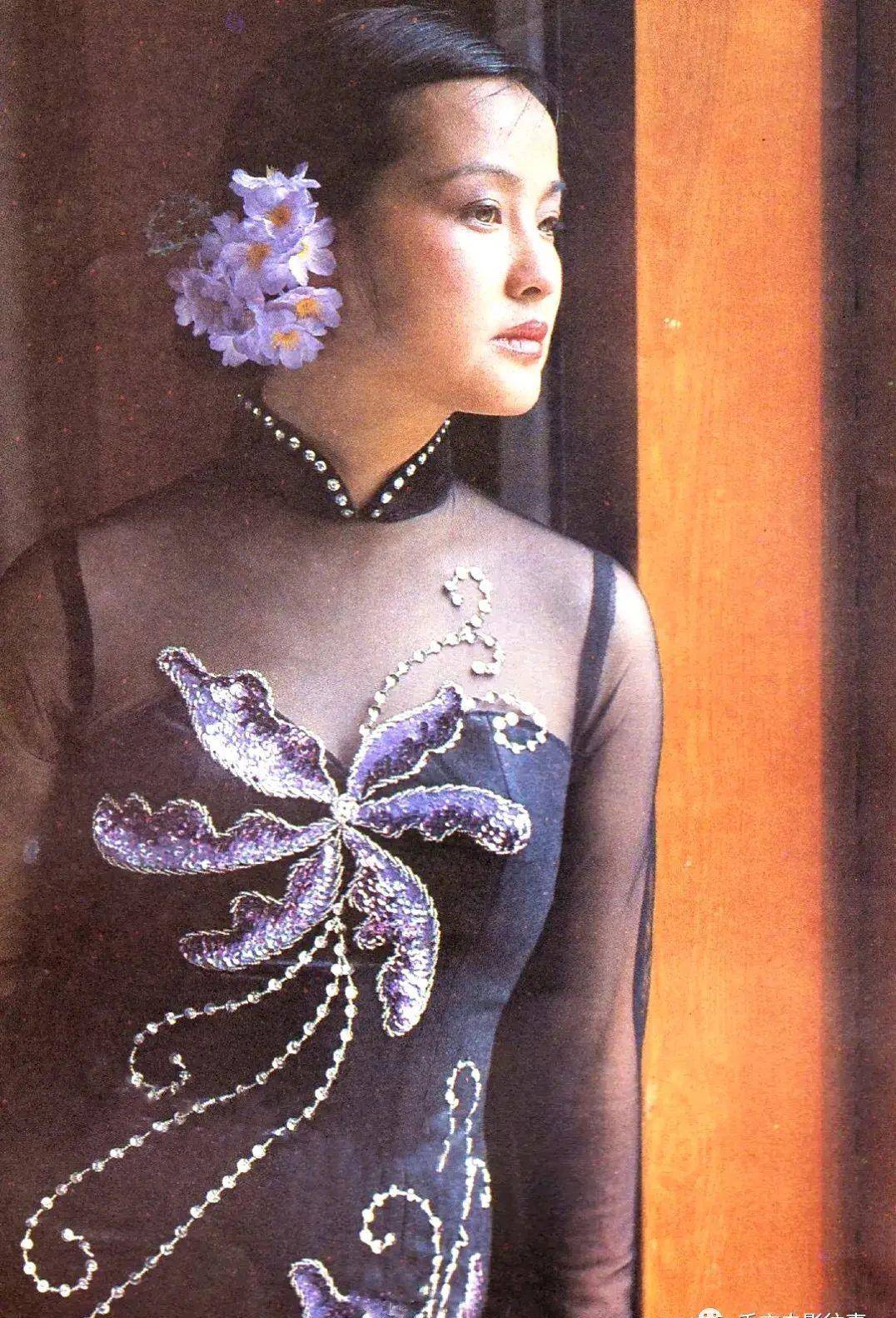 这款服装非常有中国风的气质,素雅大方,配上发型及花束,展示了刘晓庆