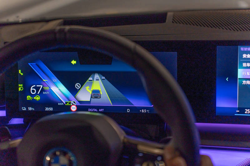 特别值得一提的是,全新bmw 5系还配备了非常炫酷的,带视线确认的自动