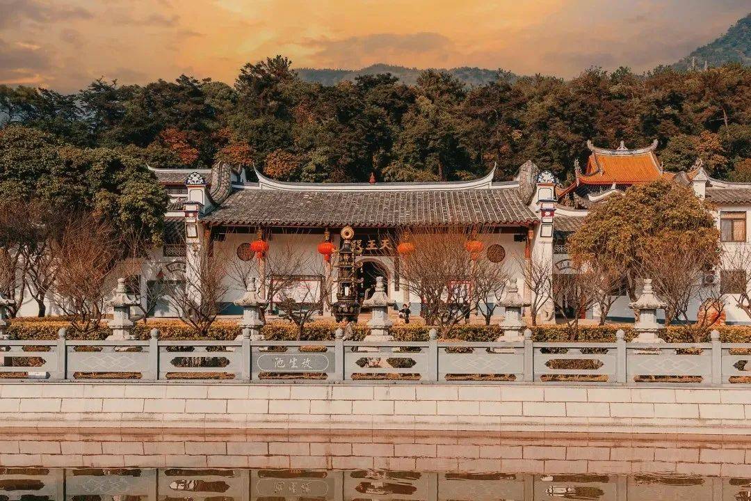 位于象山的[崇福寺]是一个很好的选择,看起来很低调的它,其实也是福州