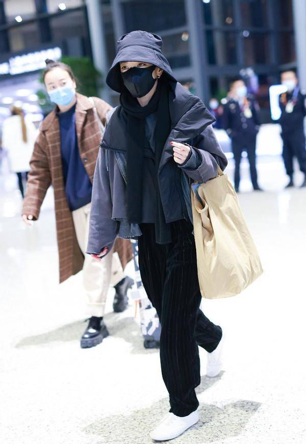 郭采洁私下穿得真低调,但气质一般人比不上,帆布袋背出了大牌风_休闲_